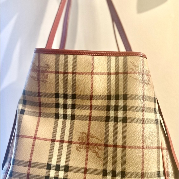 Burberry luxery bag - Picture 3 of 3